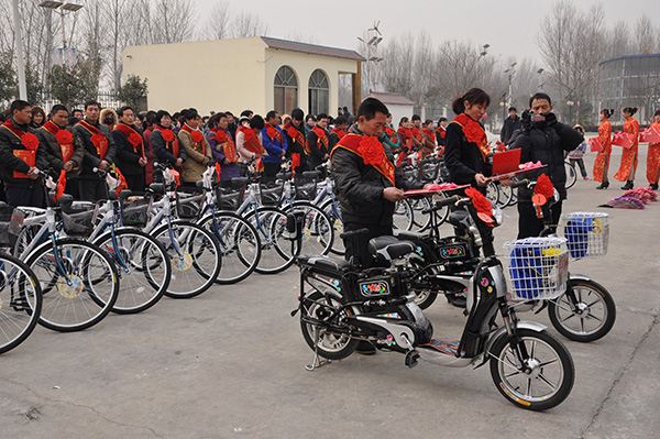 公司為勞動(dòng)模范頒發(fā)電動(dòng)車